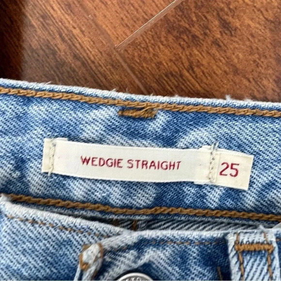 Levi's Wedgie Fit Straight Leg Ankle Jeans Distressed Cotton Cropped Light Wash - Picture 6 of 7